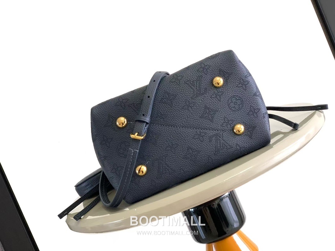 Louis Vuitton Bella Bucket Bag Monogram Perforated Calfskin Black 루이비통 벨라 버킷백 모노그램 퍼포레이티드 카프스킨 블랙 22cm 5
