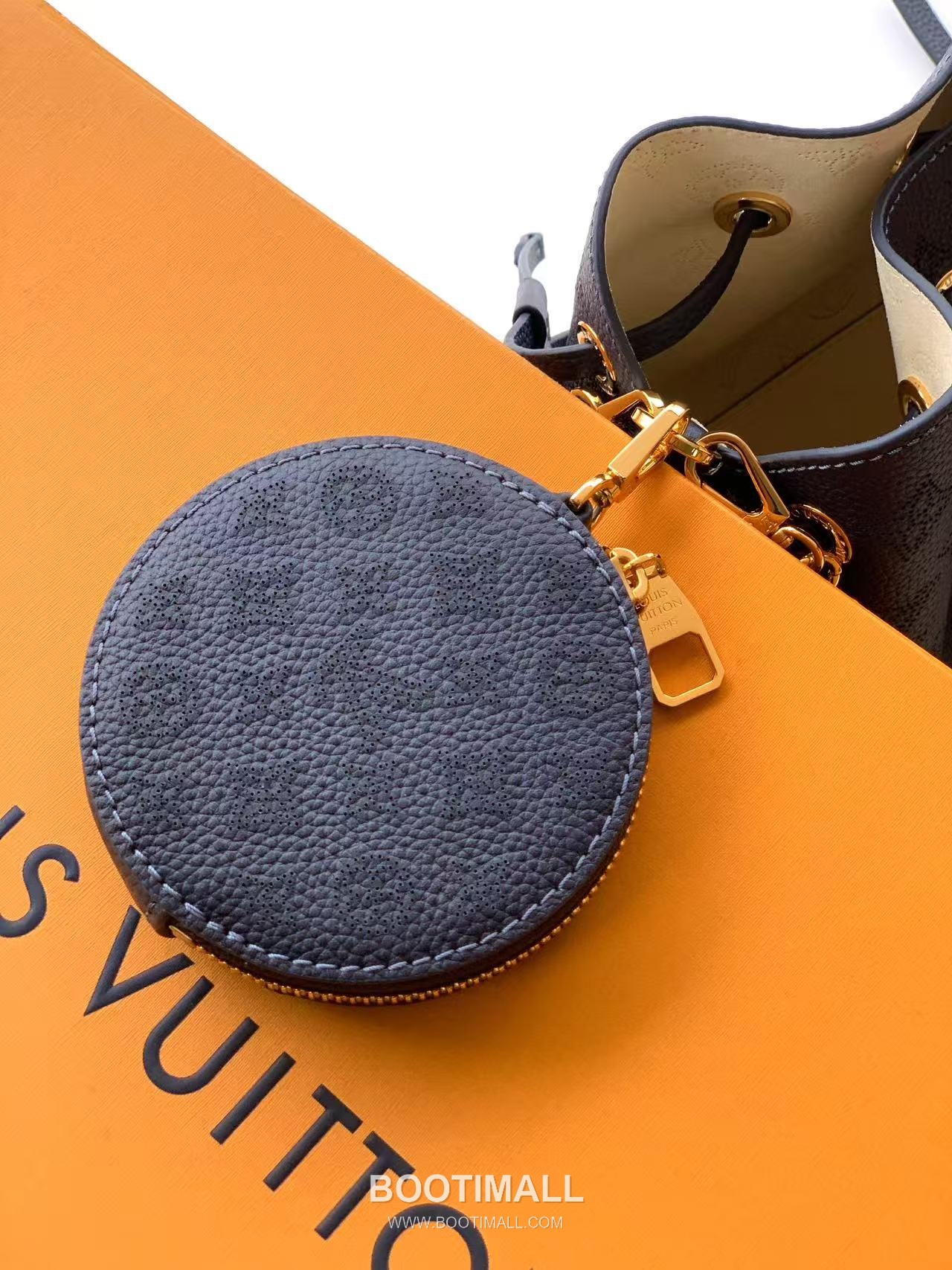 Louis Vuitton Bella Bucket Bag Monogram Perforated Calfskin Black 루이비통 벨라 버킷백 모노그램 퍼포레이티드 카프스킨 블랙 22cm 6