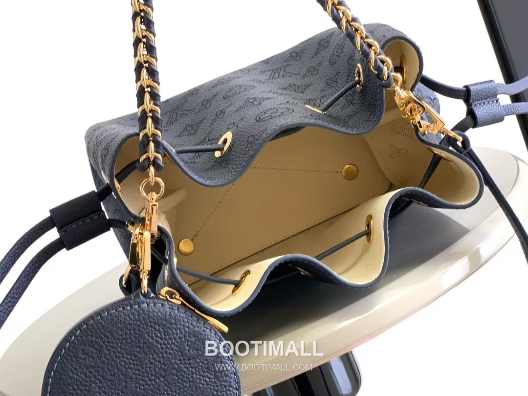 Louis Vuitton Bella Bucket Bag Monogram Perforated Calfskin Black 루이비통 벨라 버킷백 모노그램 퍼포레이티드 카프스킨 블랙 22cm 9