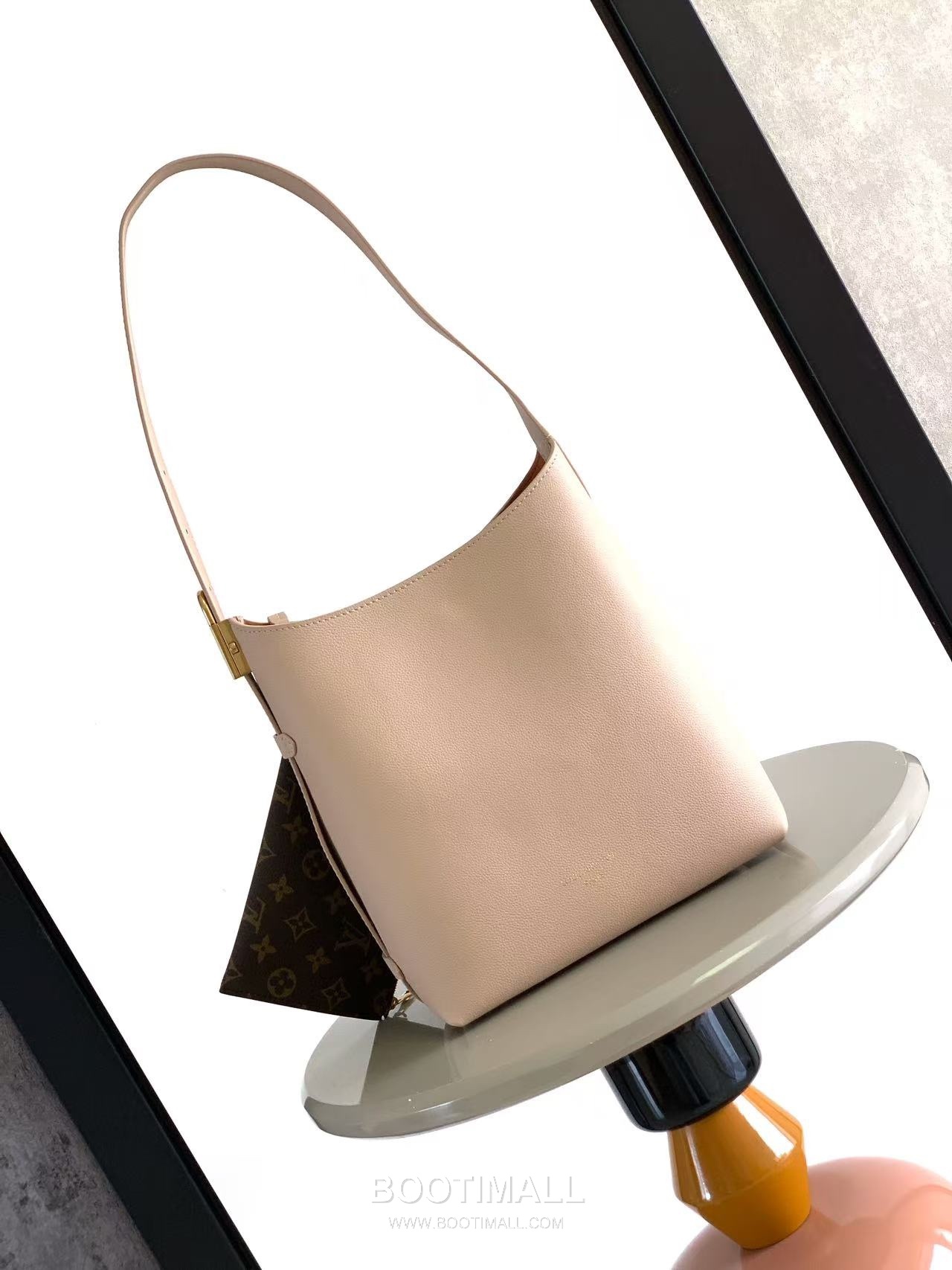 Louis Vuitton Low Key Hobo Small Smooth Calfskin Beige Hobo Bag 루이비통 로우 키 호보 스몰 M25352 스무스 카프스킨 베이지 호보백 28cm 1