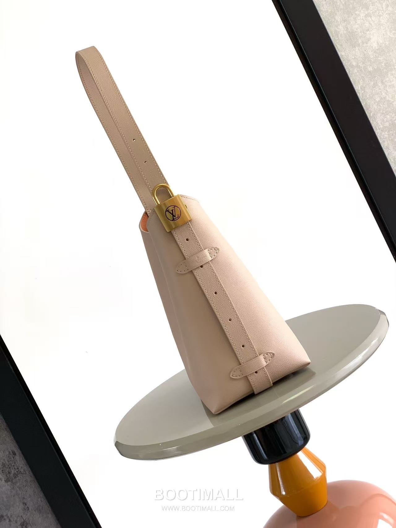 Louis Vuitton Low Key Hobo Small Smooth Calfskin Beige Hobo Bag 루이비통 로우 키 호보 스몰 M25352 스무스 카프스킨 베이지 호보백 28cm 2