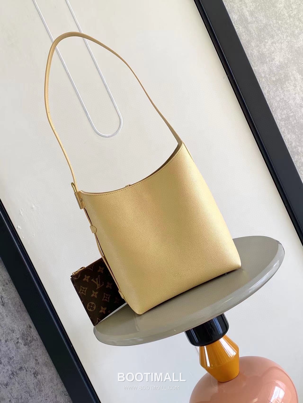 Louis Vuitton Low Key Hobo Small Smooth Calfskin Beige Hobo Bag 루이비통 로우 키 호보 스몰 M25352 스무스 카프스킨 베이지 호보백 28cm 1