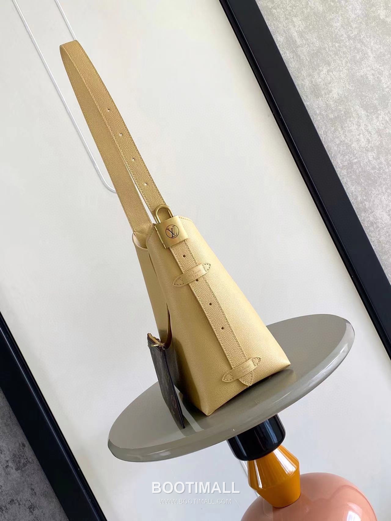 Louis Vuitton Low Key Hobo Small Smooth Calfskin Beige Hobo Bag 루이비통 로우 키 호보 스몰 M25352 스무스 카프스킨 베이지 호보백 28cm 2