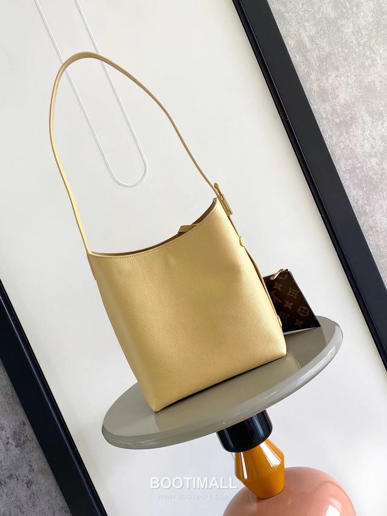 Louis Vuitton Low Key Hobo Small Smooth Calfskin Beige Hobo Bag 루이비통 로우 키 호보 스몰 M25352 스무스 카프스킨 베이지 호보백 28cm 3