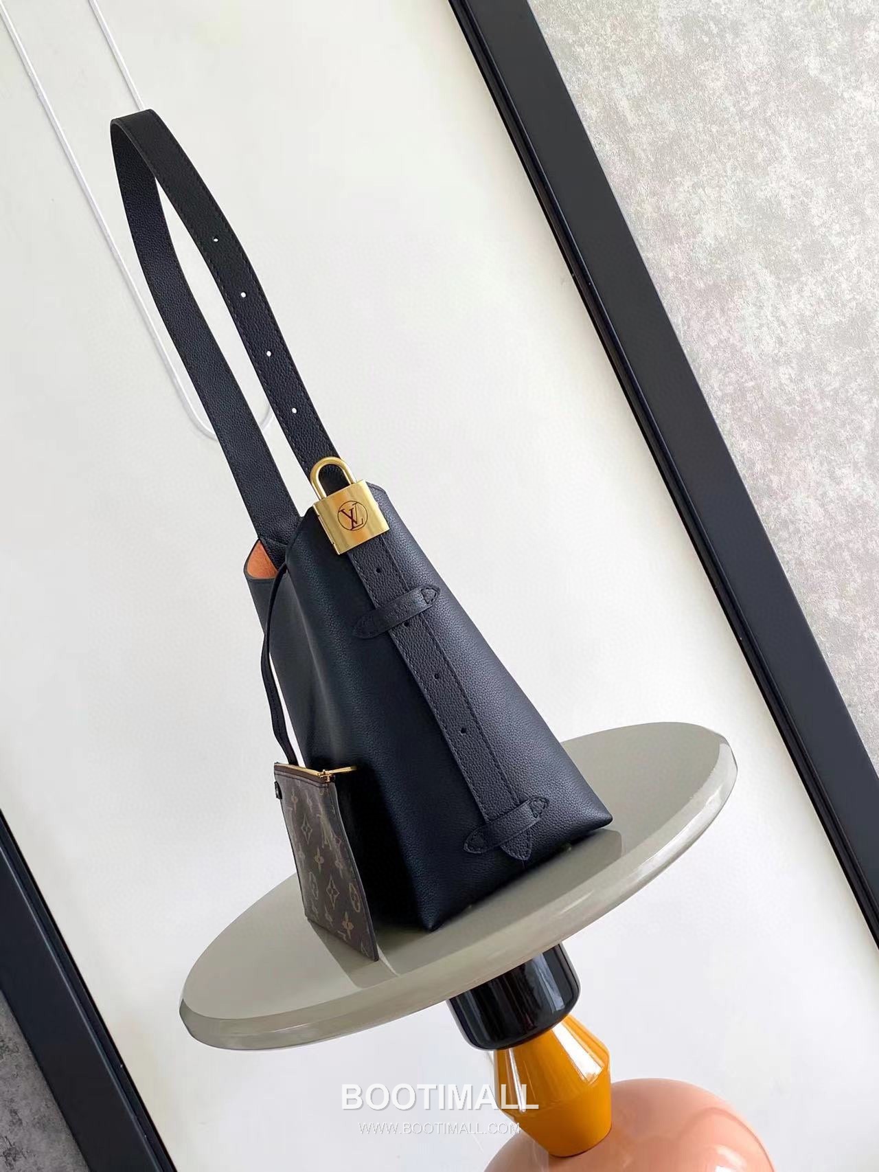 Louis Vuitton Low Key Hobo Small Smooth Calfskin Beige Hobo Bag 루이비통 로우 키 호보 스몰 M25352 스무스 카프스킨 베이지 호보백 28cm 2