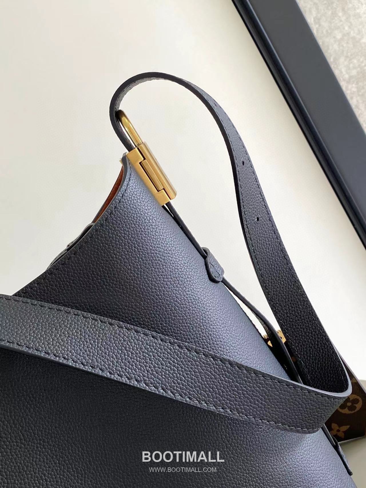 Louis Vuitton Low Key Hobo Small Smooth Calfskin Beige Hobo Bag 루이비통 로우 키 호보 스몰 M25352 스무스 카프스킨 베이지 호보백 28cm 4