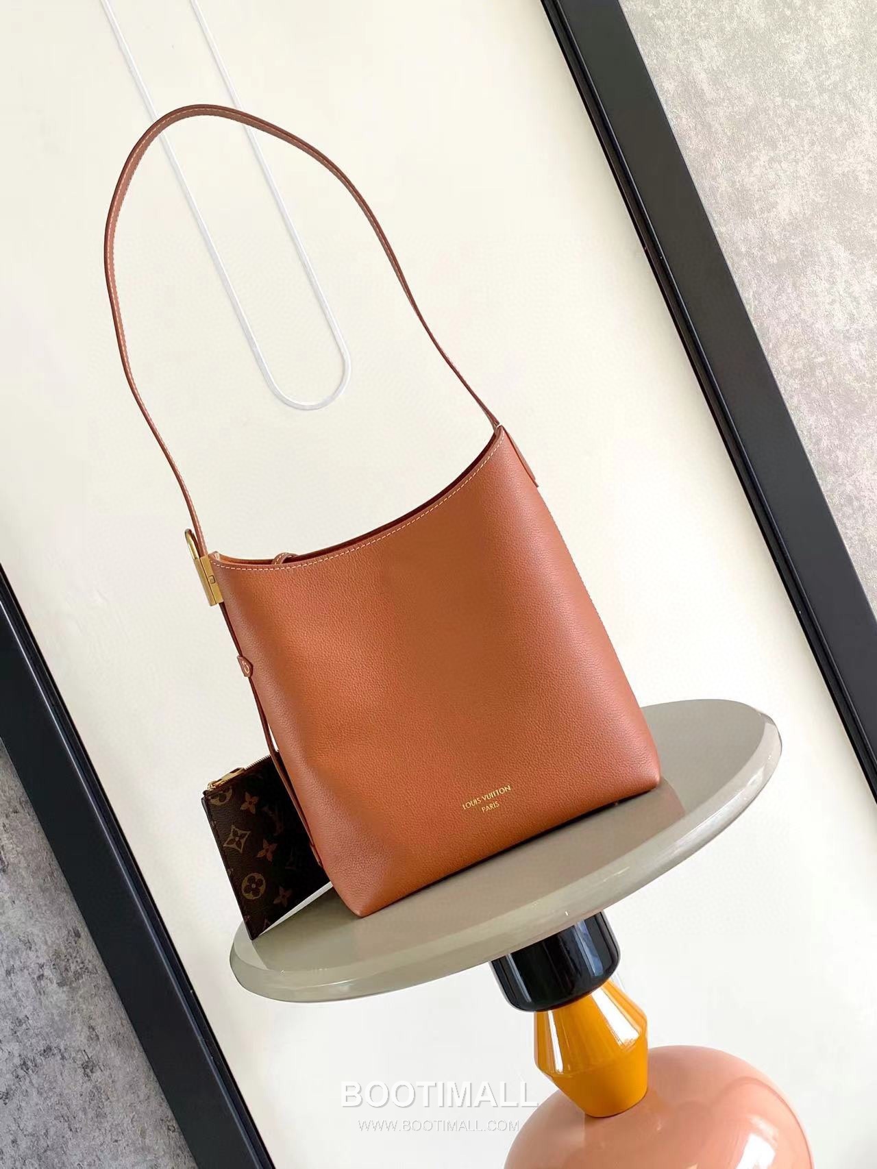 Louis Vuitton Low Key Hobo Small Smooth Calfskin Beige Hobo Bag 루이비통 로우 키 호보 스몰 M25352 스무스 카프스킨 베이지 호보백 28cm 1