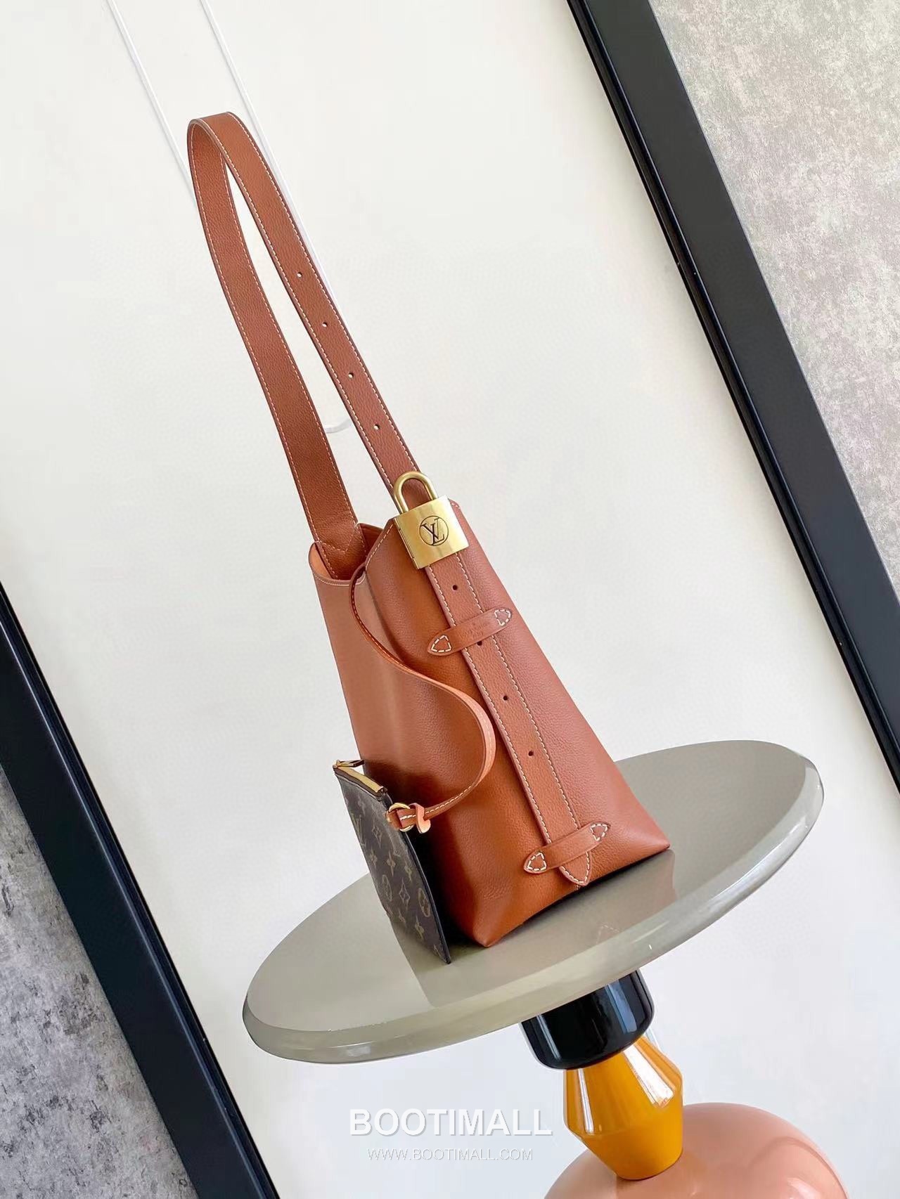 Louis Vuitton Low Key Hobo Small Smooth Calfskin Beige Hobo Bag 루이비통 로우 키 호보 스몰 M25352 스무스 카프스킨 베이지 호보백 28cm 2