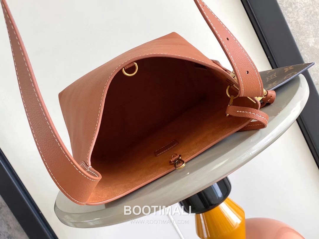 Louis Vuitton Low Key Hobo Small Smooth Calfskin Beige Hobo Bag 루이비통 로우 키 호보 스몰 M25352 스무스 카프스킨 베이지 호보백 28cm 8