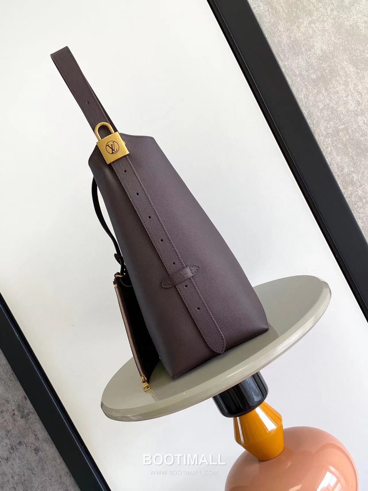 Louis Vuitton Low Key Hobo MM Cowhide Leather Black Hobo Bag 루이비통 로우 키 호보 미디엄 M24856 소가죽 블랙 호보백 35cm 2