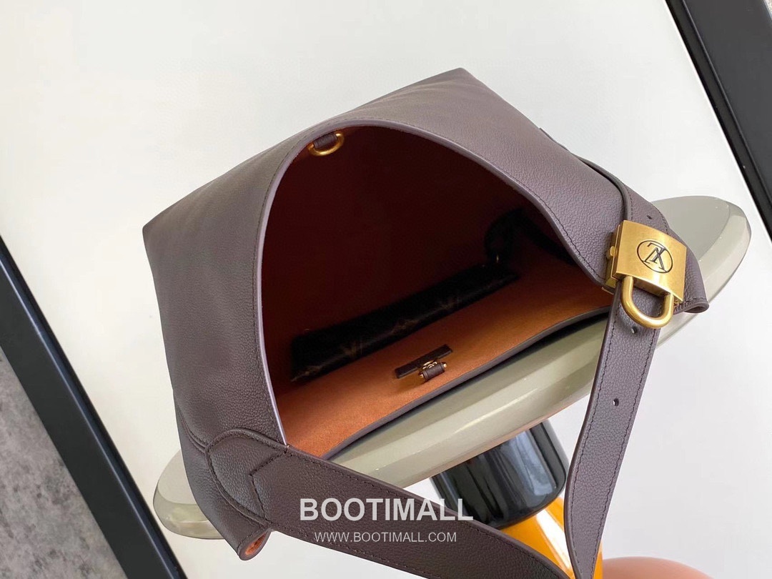 Louis Vuitton Low Key Hobo MM Cowhide Leather Black Hobo Bag 루이비통 로우 키 호보 미디엄 M24856 소가죽 블랙 호보백 35cm 8