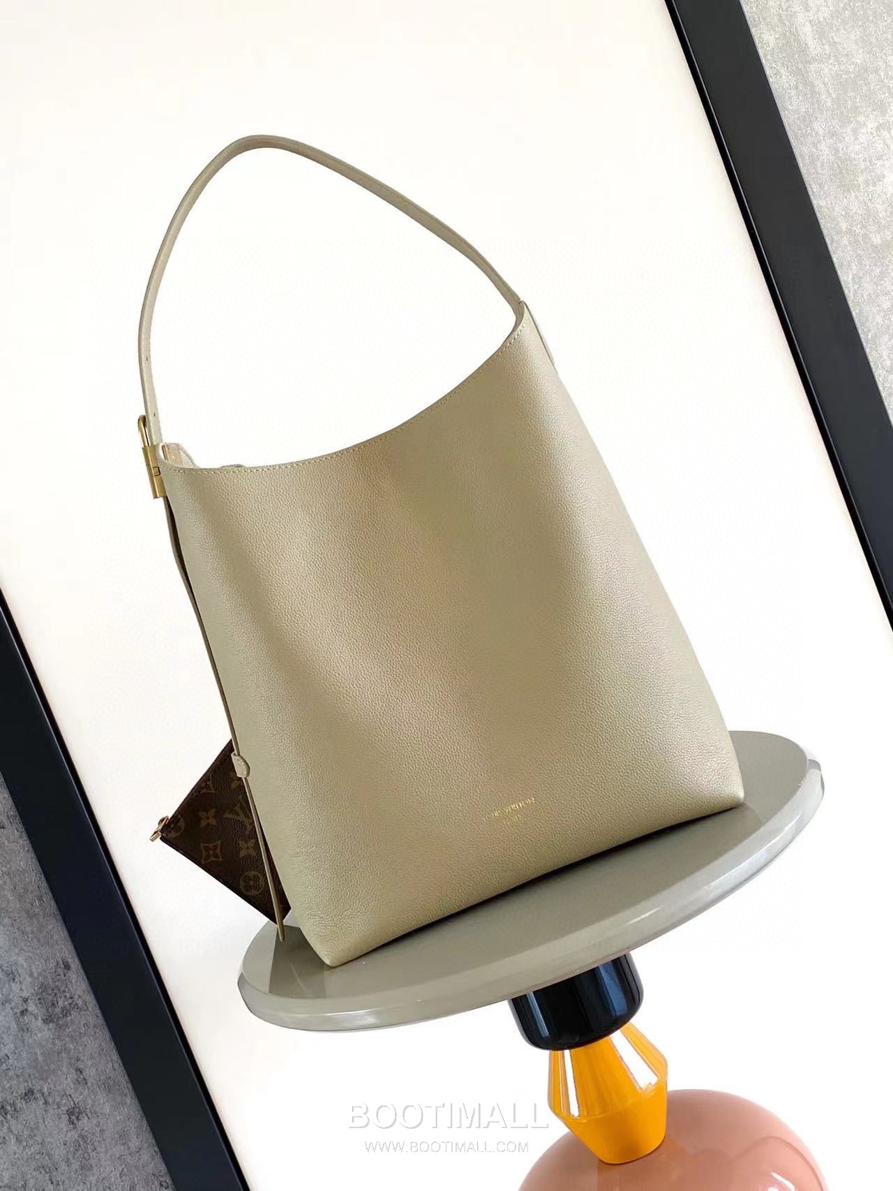 Louis Vuitton Low Key Hobo MM Cowhide Leather Black Hobo Bag 루이비통 로우 키 호보 미디엄 M24856 소가죽 블랙 호보백 35cm 1