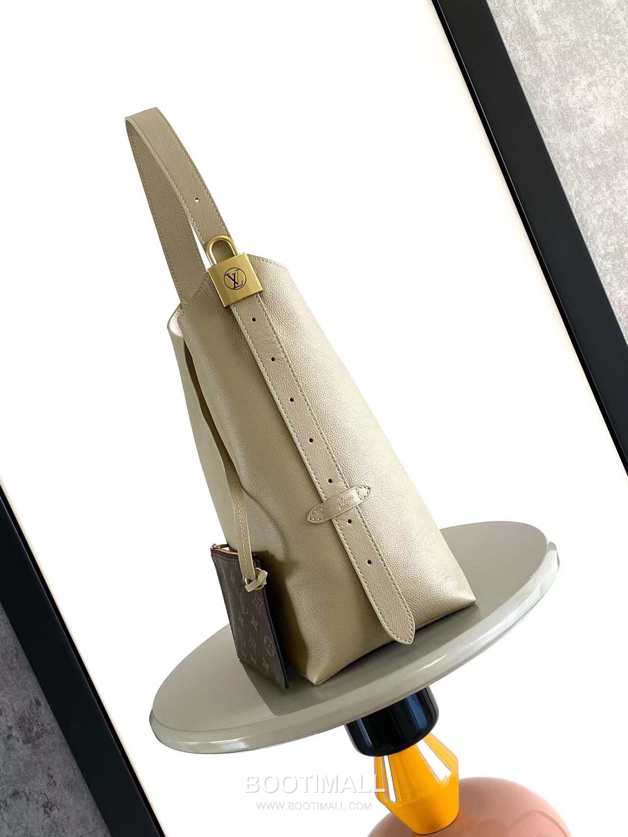 Louis Vuitton Low Key Hobo MM Cowhide Leather Black Hobo Bag 루이비통 로우 키 호보 미디엄 M24856 소가죽 블랙 호보백 35cm 2