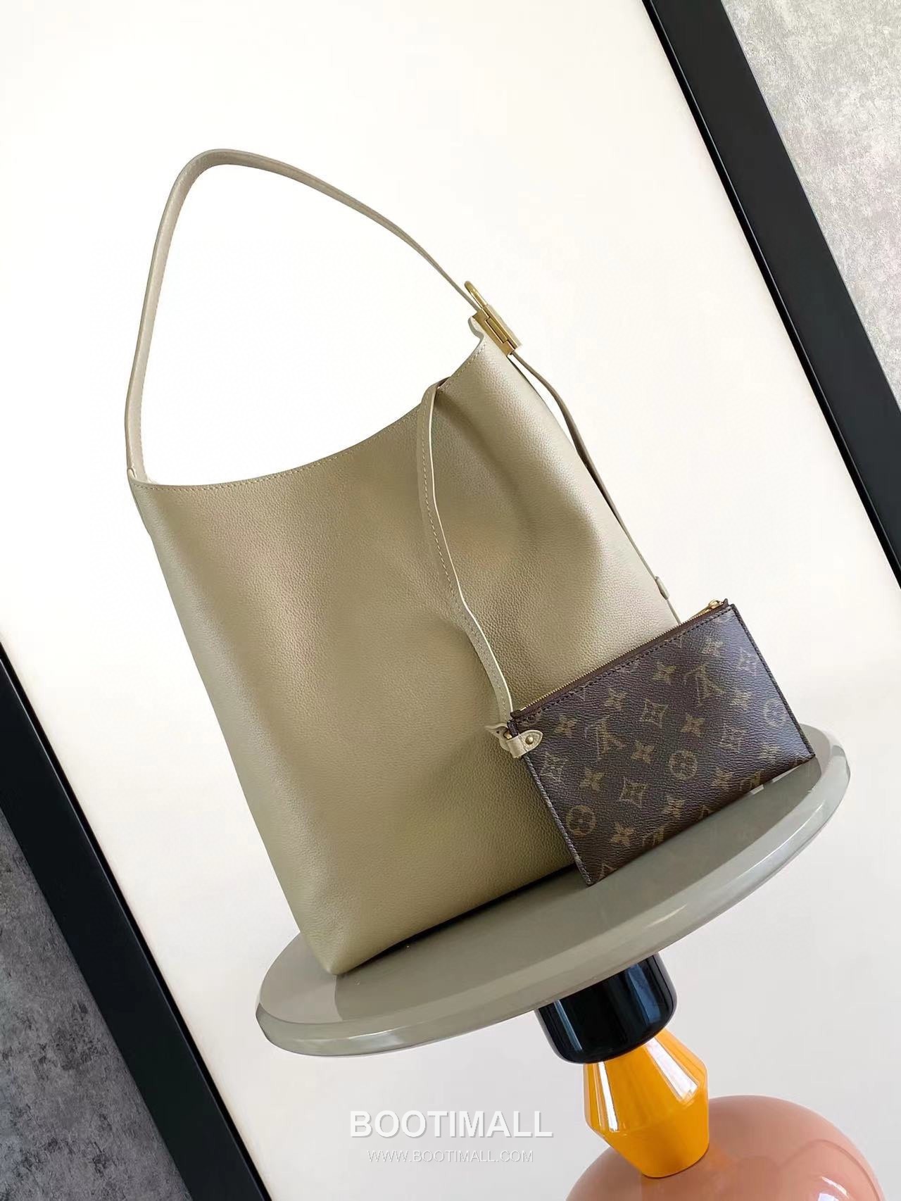 Louis Vuitton Low Key Hobo MM Cowhide Leather Black Hobo Bag 루이비통 로우 키 호보 미디엄 M24856 소가죽 블랙 호보백 35cm 3