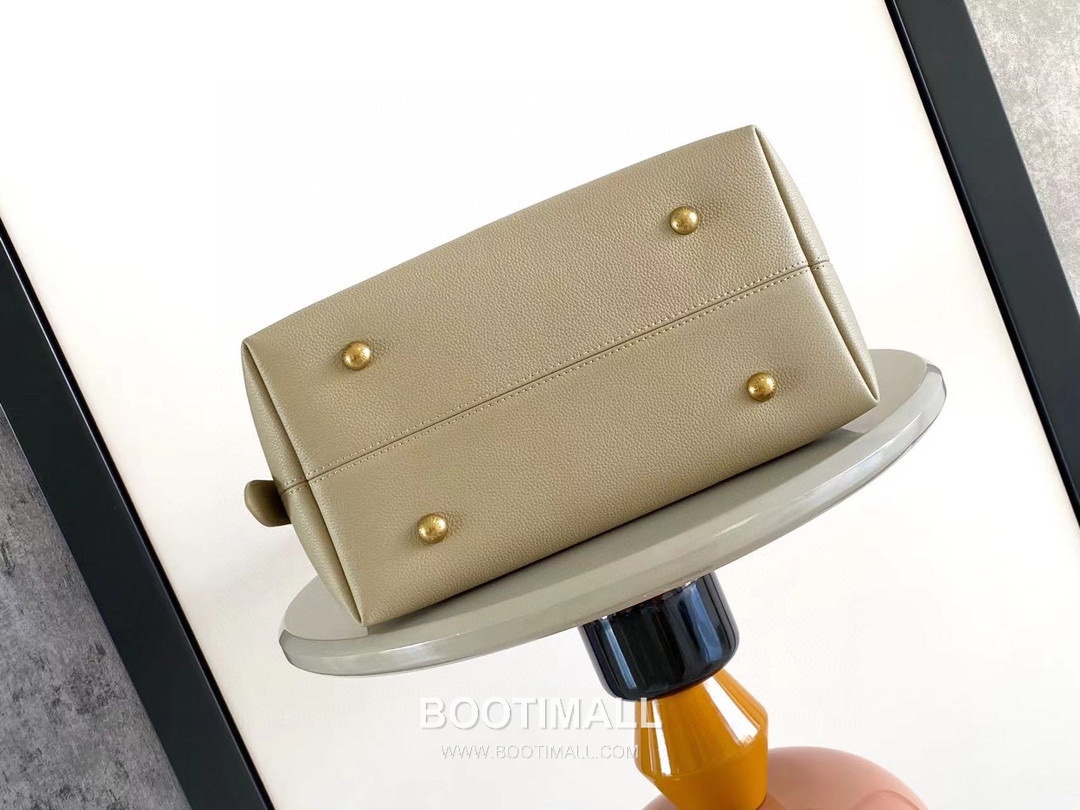 Louis Vuitton Low Key Hobo MM Cowhide Leather Black Hobo Bag 루이비통 로우 키 호보 미디엄 M24856 소가죽 블랙 호보백 35cm 4