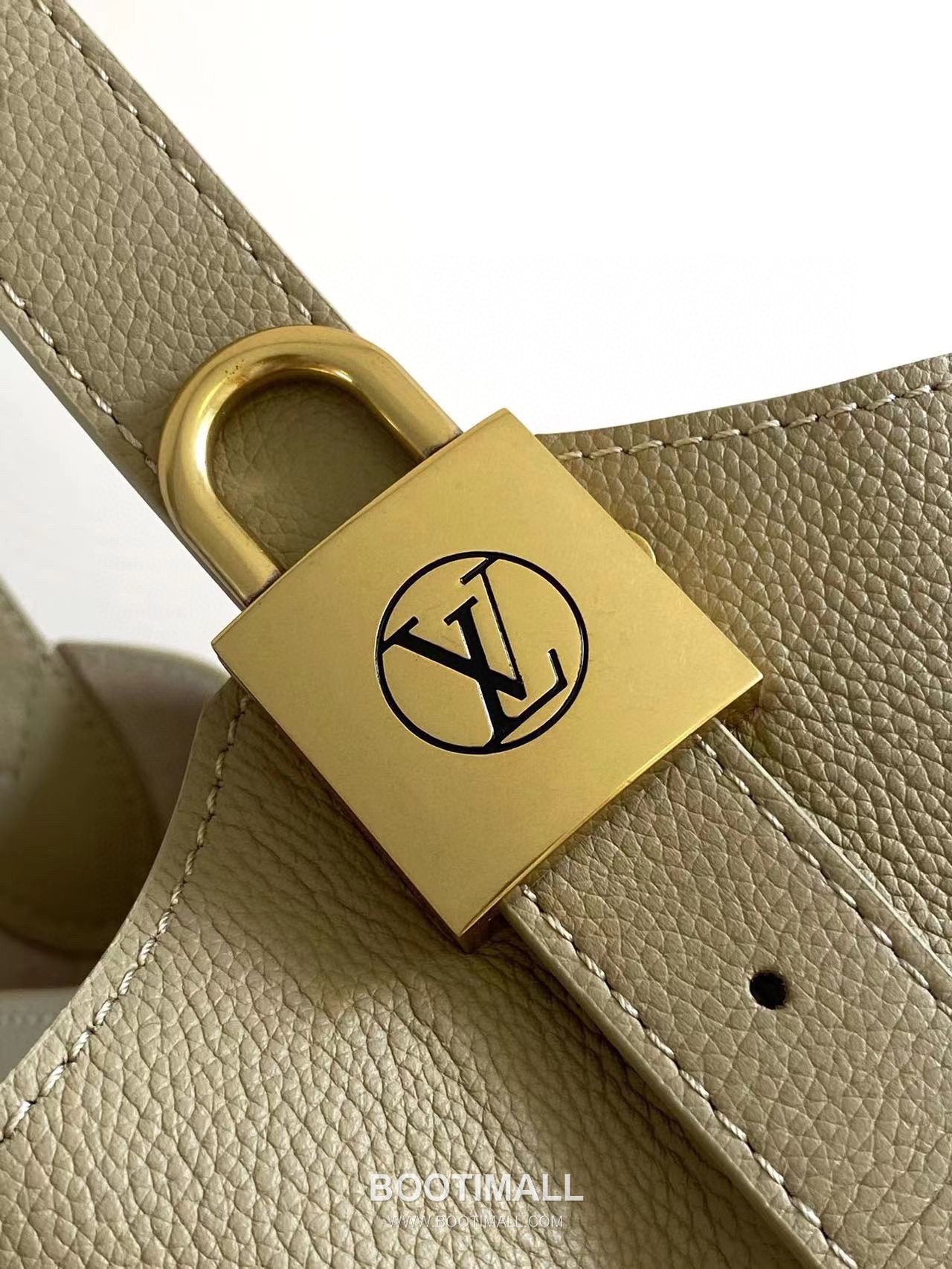 Louis Vuitton Low Key Hobo MM Cowhide Leather Black Hobo Bag 루이비통 로우 키 호보 미디엄 M24856 소가죽 블랙 호보백 35cm 5