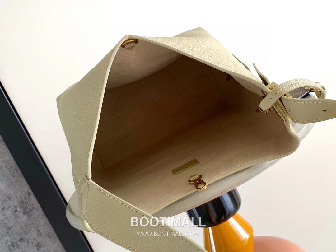 Louis Vuitton Low Key Hobo MM Cowhide Leather Black Hobo Bag 루이비통 로우 키 호보 미디엄 M24856 소가죽 블랙 호보백 35cm 8