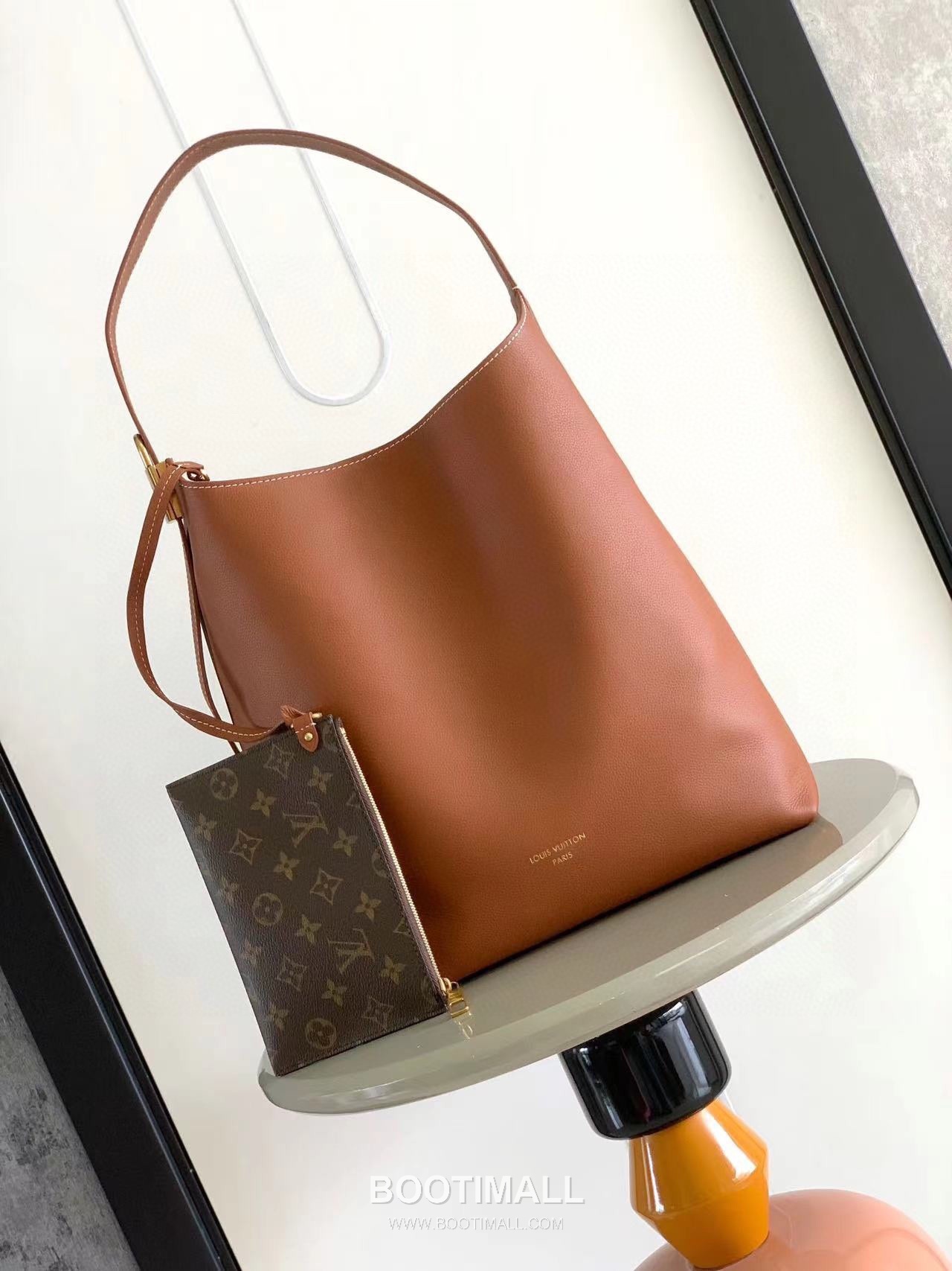 Louis Vuitton Low Key Hobo MM Cowhide Leather Black Hobo Bag 루이비통 로우 키 호보 미디엄 M24856 소가죽 블랙 호보백 35cm 1