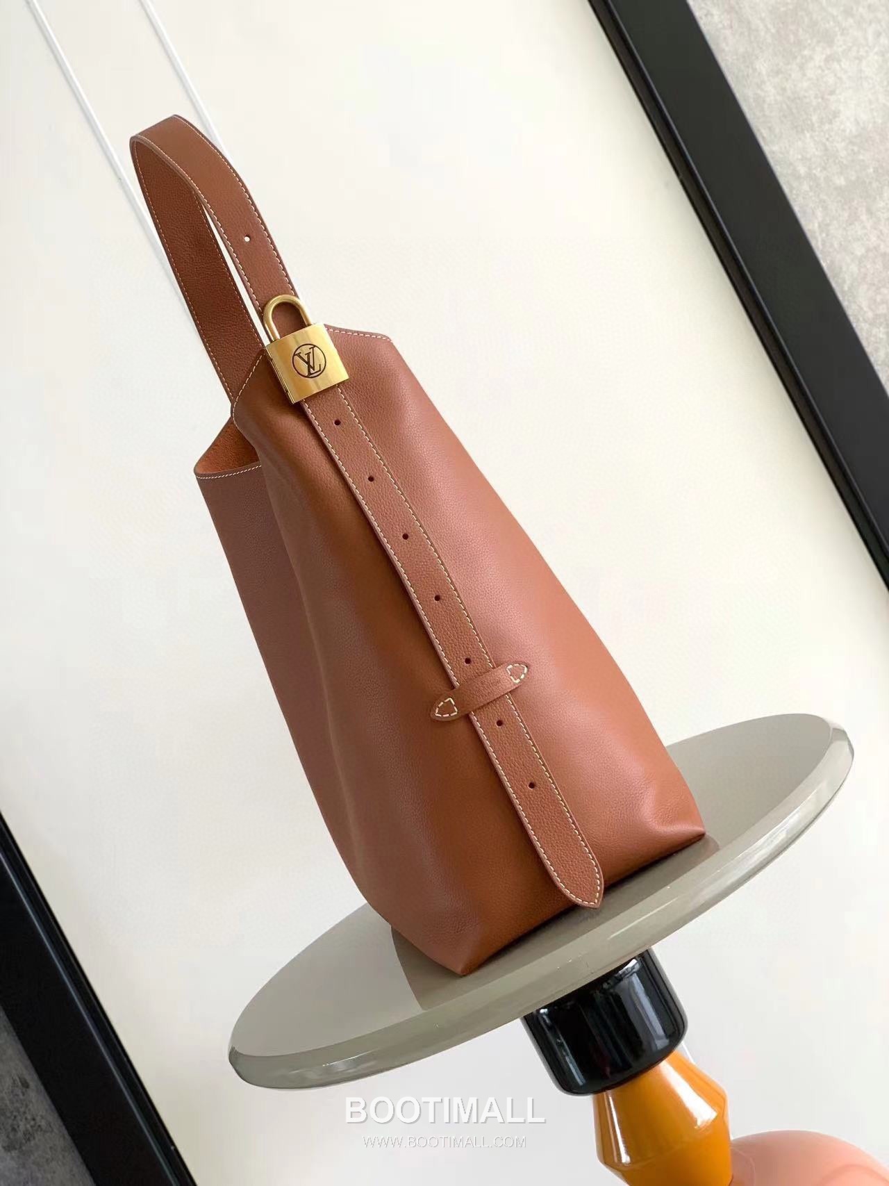 Louis Vuitton Low Key Hobo MM Cowhide Leather Black Hobo Bag 루이비통 로우 키 호보 미디엄 M24856 소가죽 블랙 호보백 35cm 2