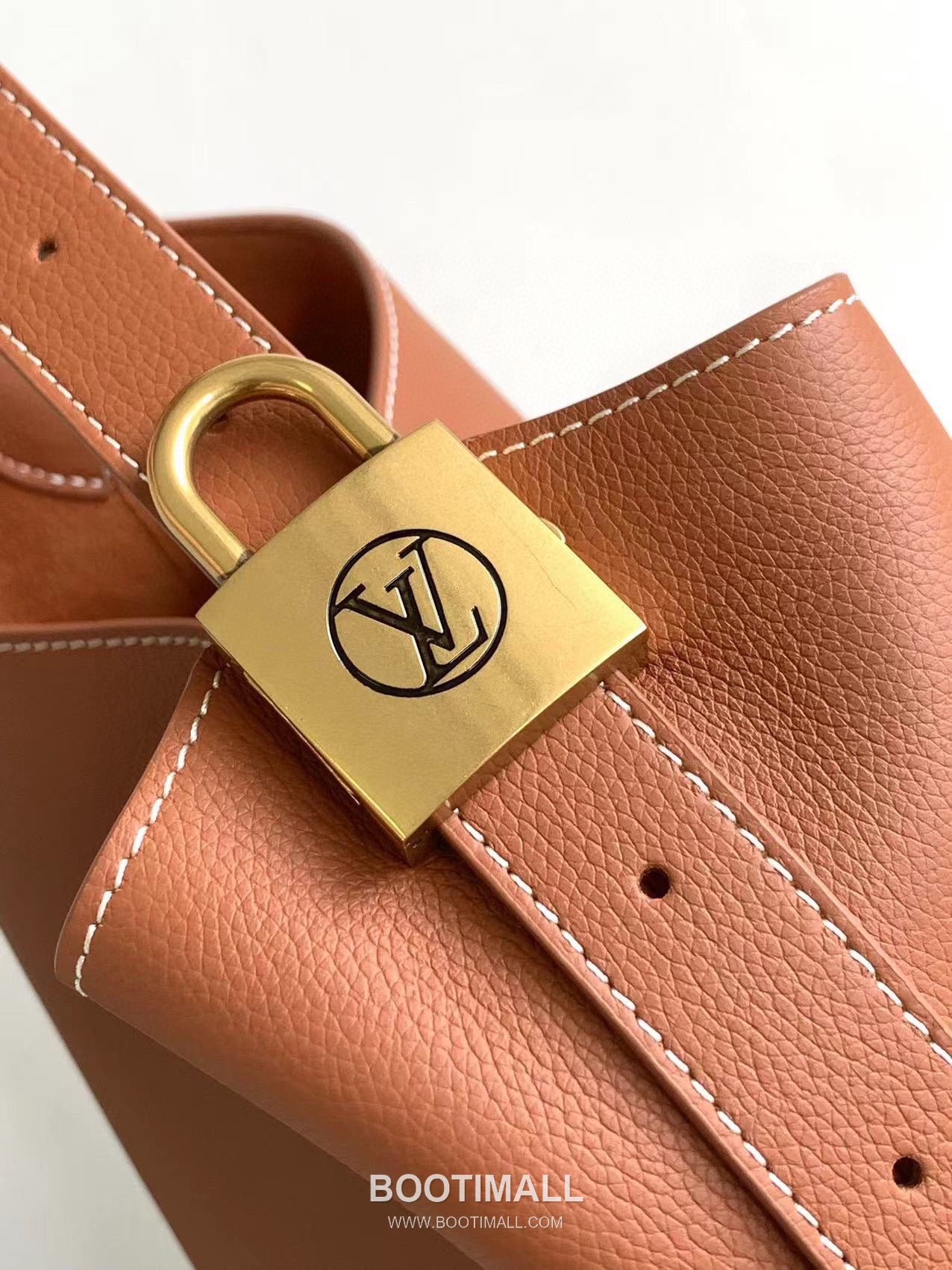 Louis Vuitton Low Key Hobo MM Cowhide Leather Black Hobo Bag 루이비통 로우 키 호보 미디엄 M24856 소가죽 블랙 호보백 35cm 5