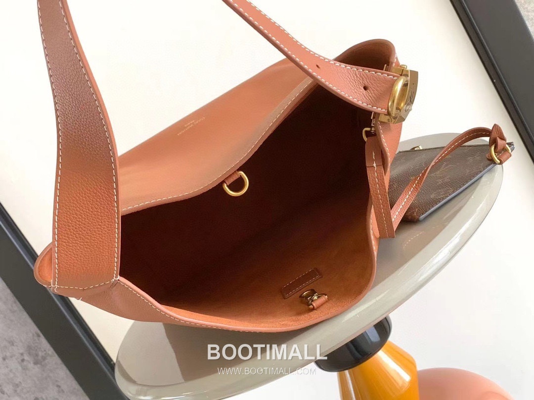 Louis Vuitton Low Key Hobo MM Cowhide Leather Black Hobo Bag 루이비통 로우 키 호보 미디엄 M24856 소가죽 블랙 호보백 35cm 8