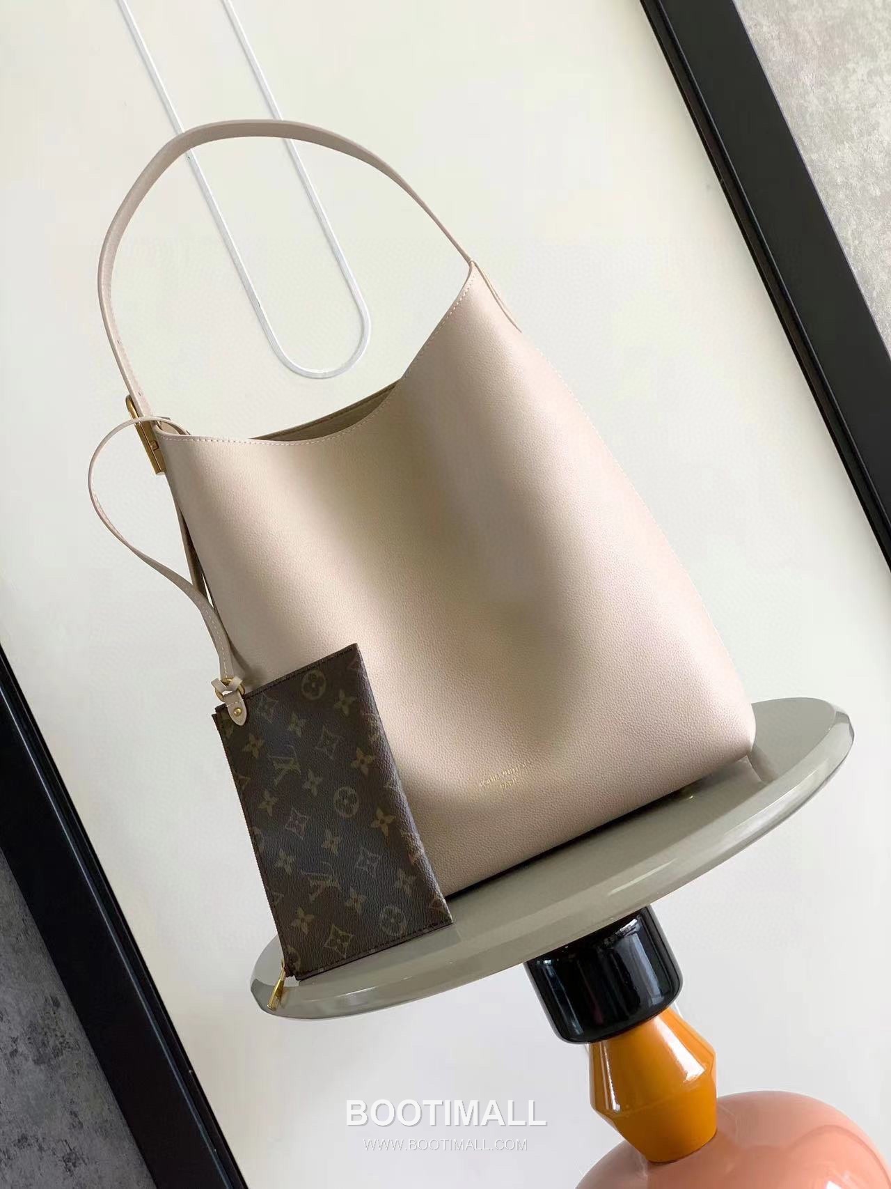 Louis Vuitton Low Key Hobo MM Cowhide Leather Black Hobo Bag 루이비통 로우 키 호보 미디엄 M24856 소가죽 블랙 호보백 35cm 1
