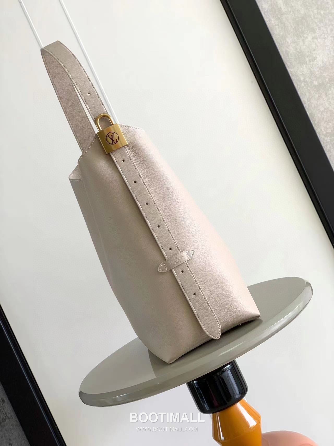 Louis Vuitton Low Key Hobo MM Cowhide Leather Black Hobo Bag 루이비통 로우 키 호보 미디엄 M24856 소가죽 블랙 호보백 35cm 2