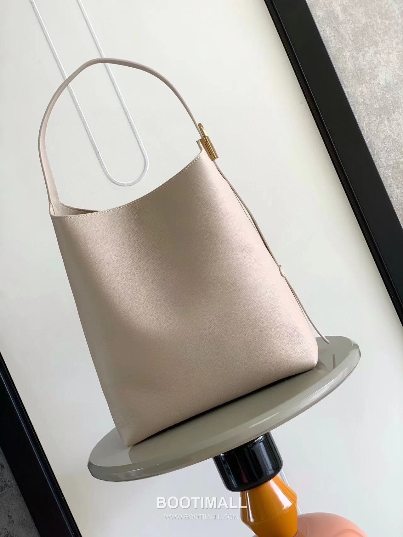 Louis Vuitton Low Key Hobo MM Cowhide Leather Black Hobo Bag 루이비통 로우 키 호보 미디엄 M24856 소가죽 블랙 호보백 35cm 3