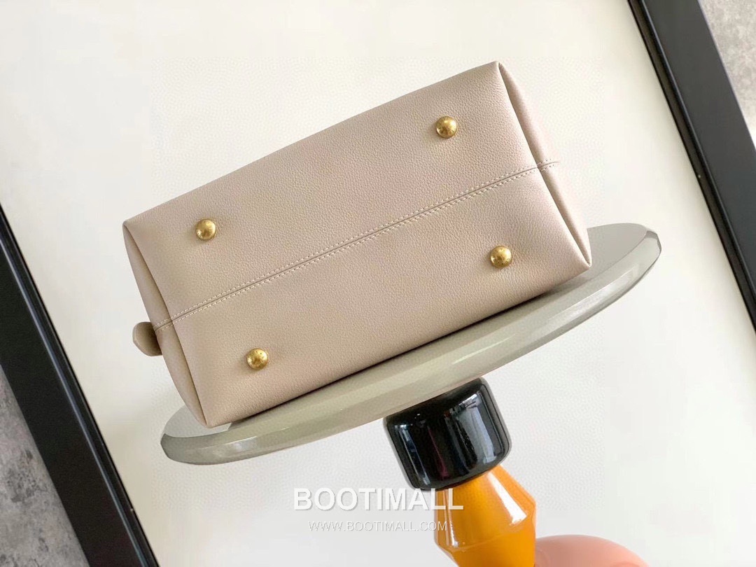 Louis Vuitton Low Key Hobo MM Cowhide Leather Black Hobo Bag 루이비통 로우 키 호보 미디엄 M24856 소가죽 블랙 호보백 35cm 4