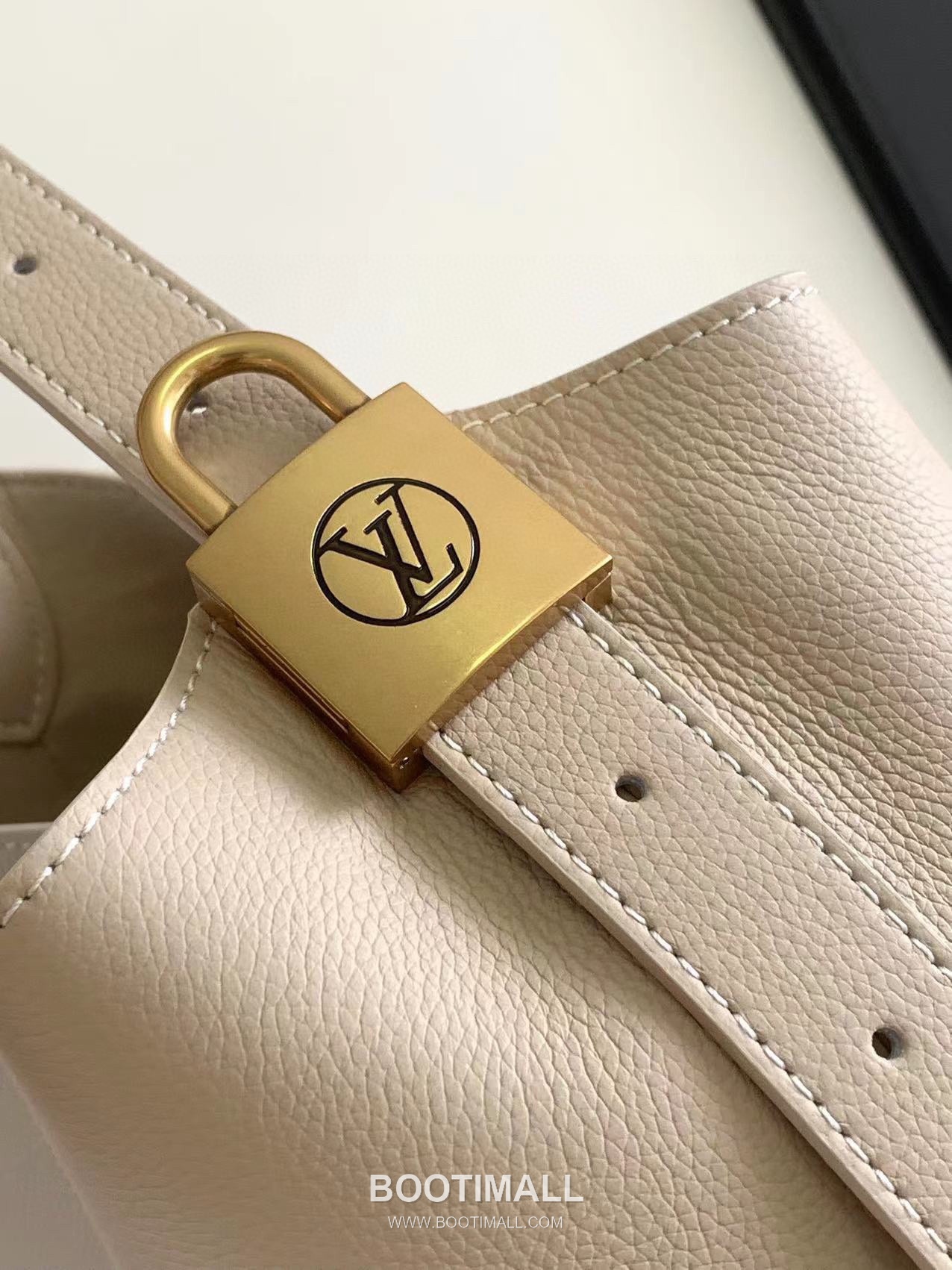 Louis Vuitton Low Key Hobo MM Cowhide Leather Black Hobo Bag 루이비통 로우 키 호보 미디엄 M24856 소가죽 블랙 호보백 35cm 5