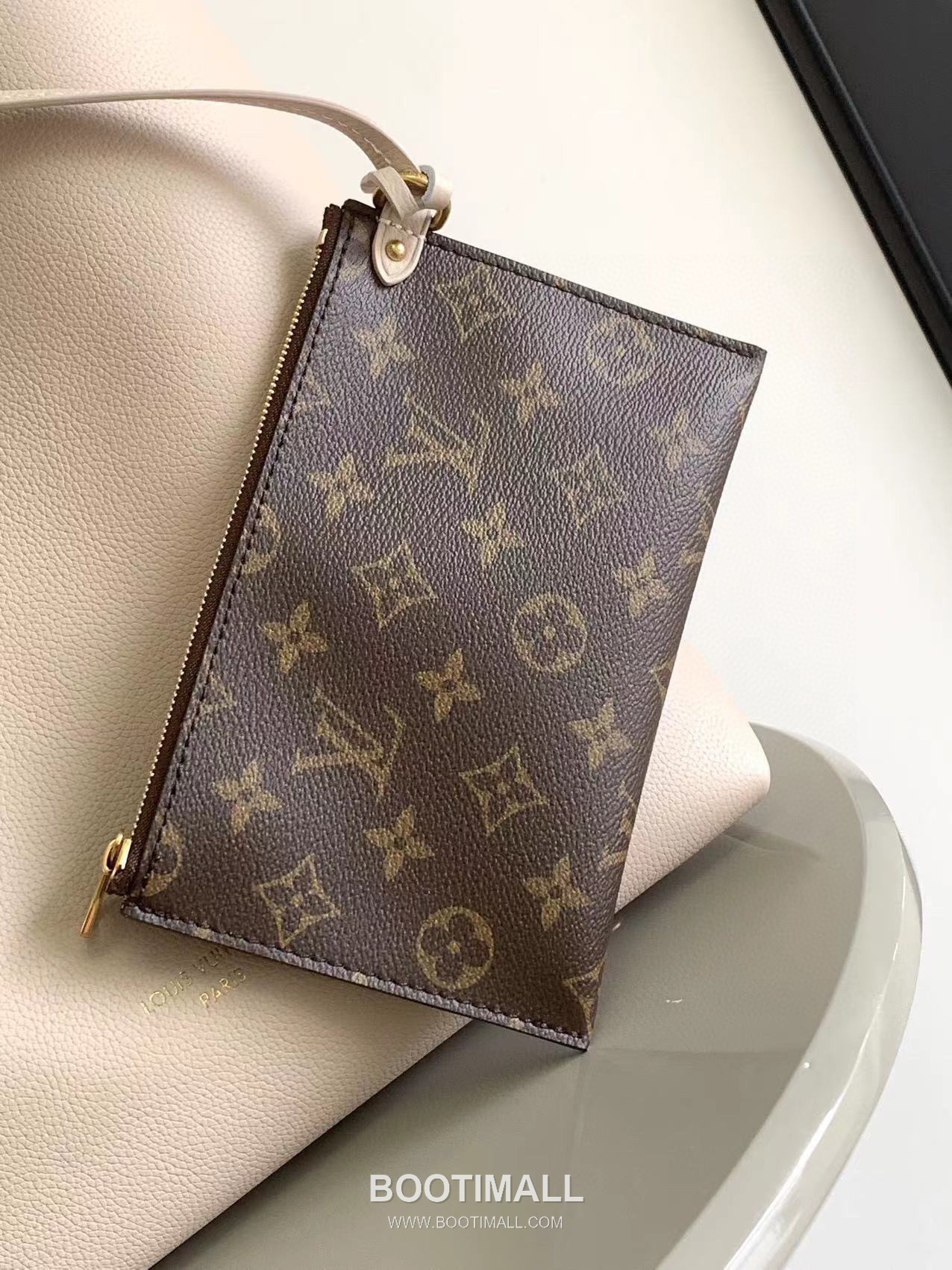 Louis Vuitton Low Key Hobo MM Cowhide Leather Black Hobo Bag 루이비통 로우 키 호보 미디엄 M24856 소가죽 블랙 호보백 35cm 7