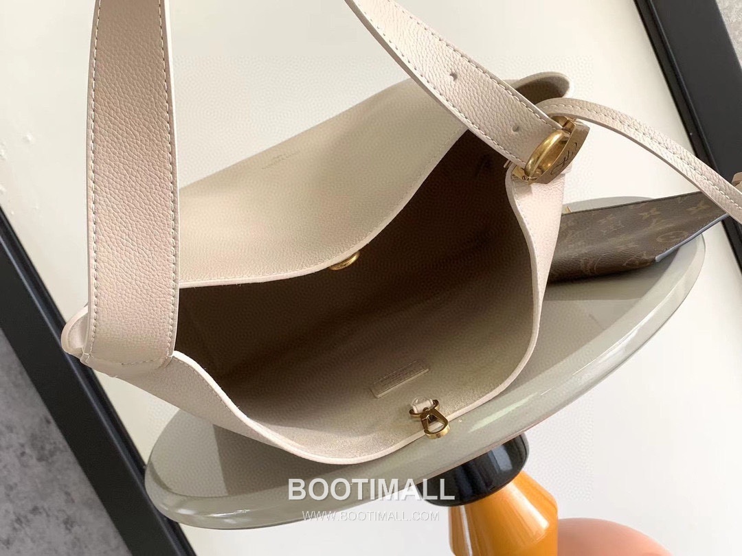 Louis Vuitton Low Key Hobo MM Cowhide Leather Black Hobo Bag 루이비통 로우 키 호보 미디엄 M24856 소가죽 블랙 호보백 35cm 8