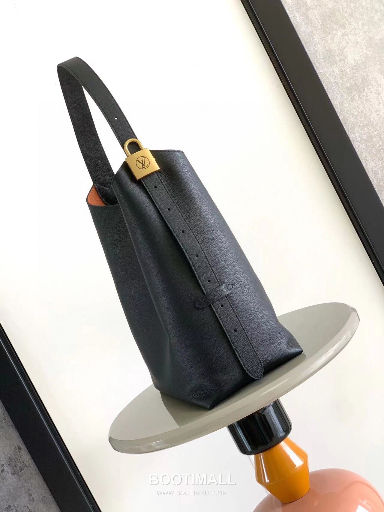 Louis Vuitton Low Key Hobo MM Cowhide Leather Black Hobo Bag 루이비통 로우 키 호보 미디엄 M24856 소가죽 블랙 호보백 35cm 2