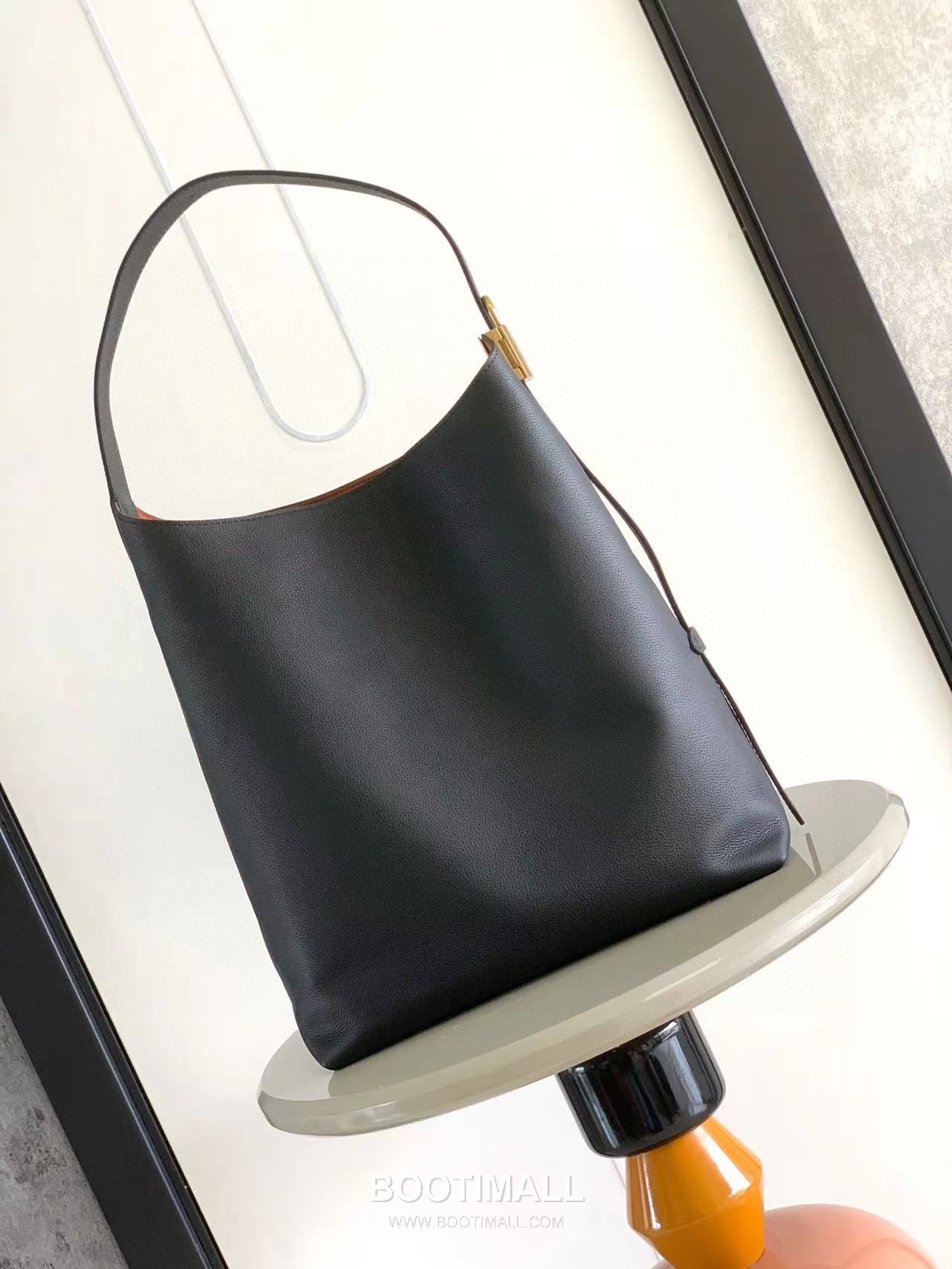 Louis Vuitton Low Key Hobo MM Cowhide Leather Black Hobo Bag 루이비통 로우 키 호보 미디엄 M24856 소가죽 블랙 호보백 35cm 3