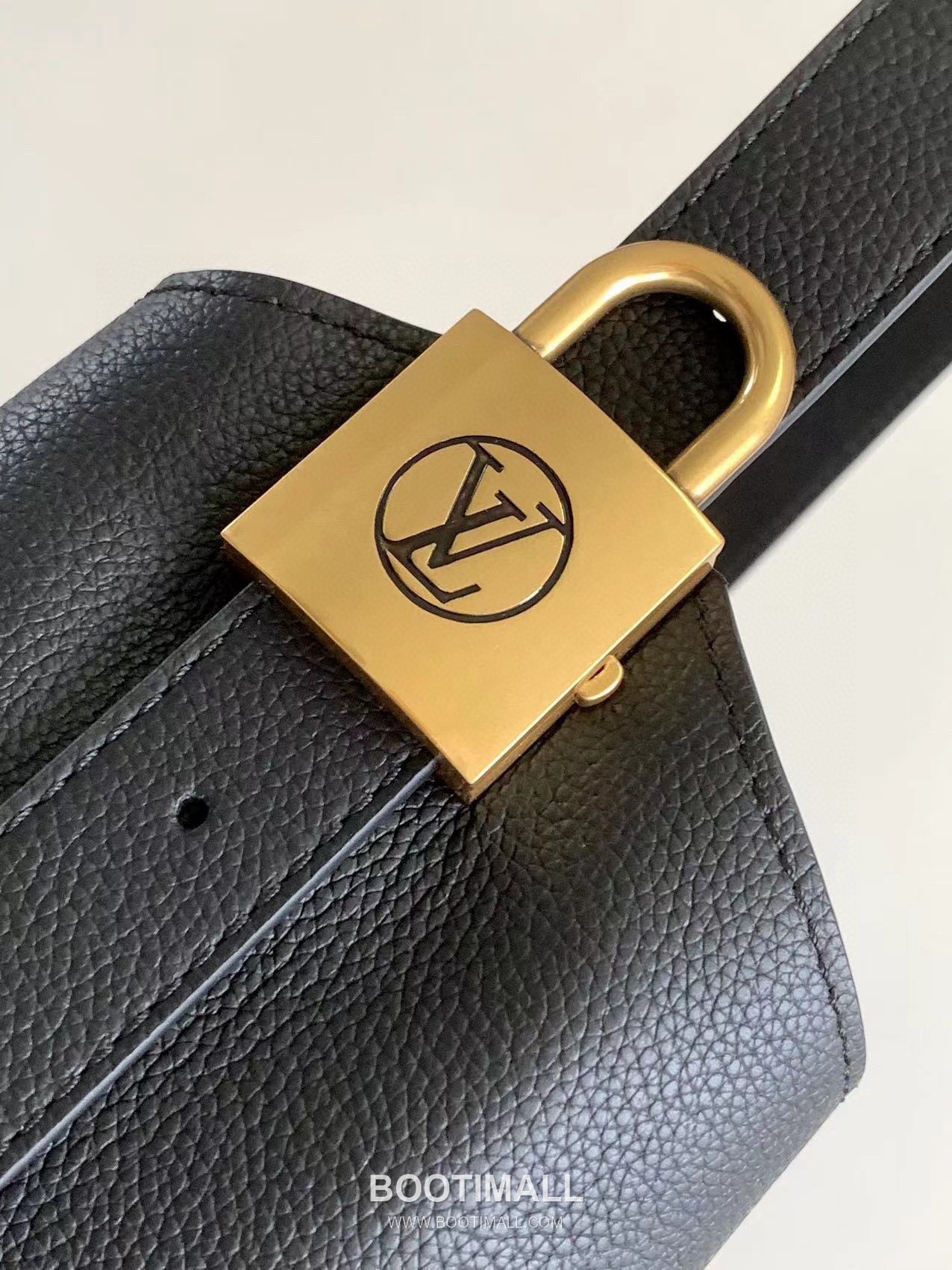 Louis Vuitton Low Key Hobo MM Cowhide Leather Black Hobo Bag 루이비통 로우 키 호보 미디엄 M24856 소가죽 블랙 호보백 35cm 5