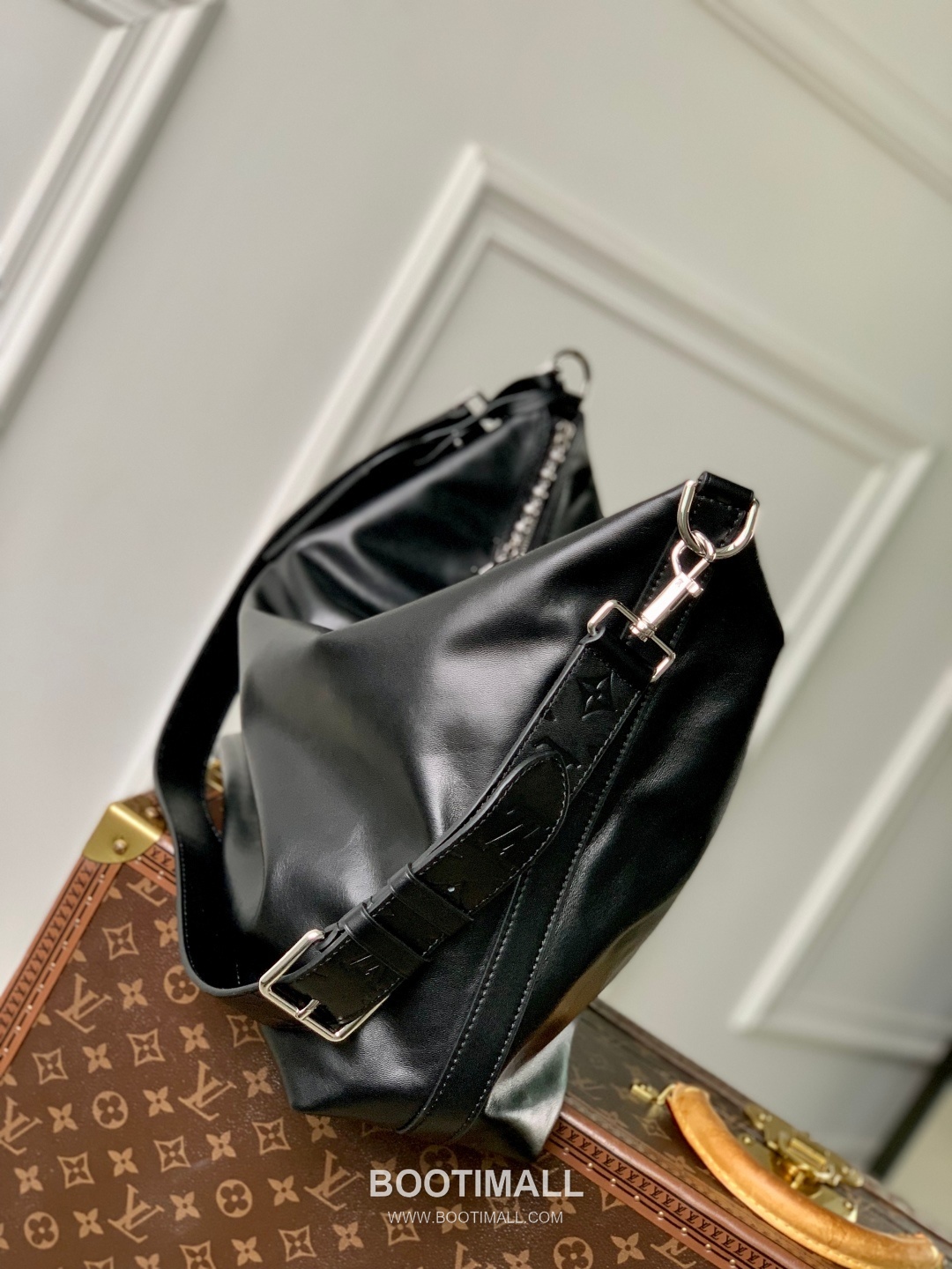 Louis Vuitton Vagabond Hobo Glossy Calfskin Leather Hobo Bag 루이비통 바가본드 호보 M13986 글로시 카프스킨 레더 호보백 38cm 2
