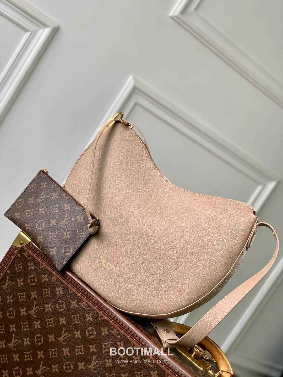 Louis Vuitton Low Key Cookie MM Cowhide Leather Apricot Handbag 루이비통 로우 키 쿠키 미디엄 소가죽 살구 핸드백 32cm 1