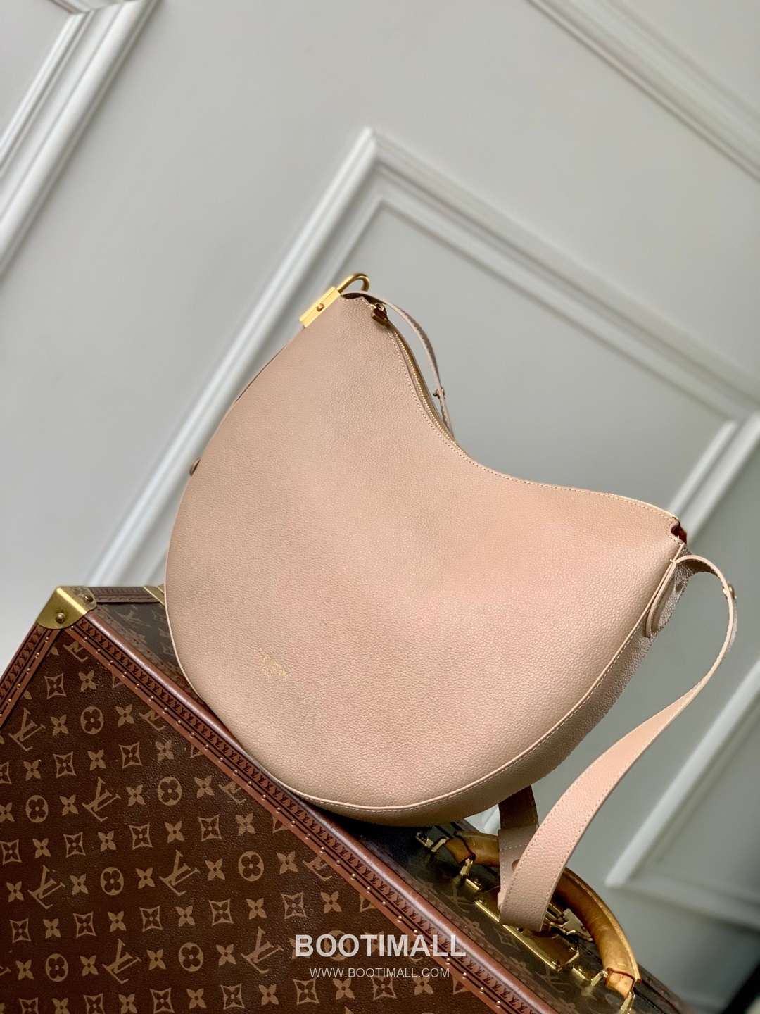 Louis Vuitton Low Key Cookie MM Cowhide Leather Apricot Handbag 루이비통 로우 키 쿠키 미디엄 소가죽 살구 핸드백 32cm 2