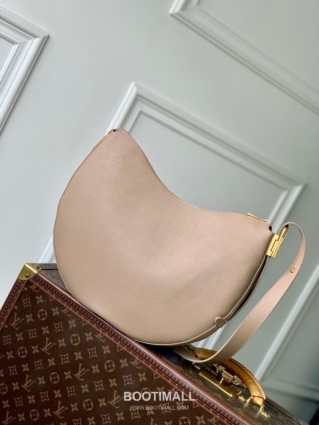 Louis Vuitton Low Key Cookie MM Cowhide Leather Apricot Handbag 루이비통 로우 키 쿠키 미디엄 소가죽 살구 핸드백 32cm 3
