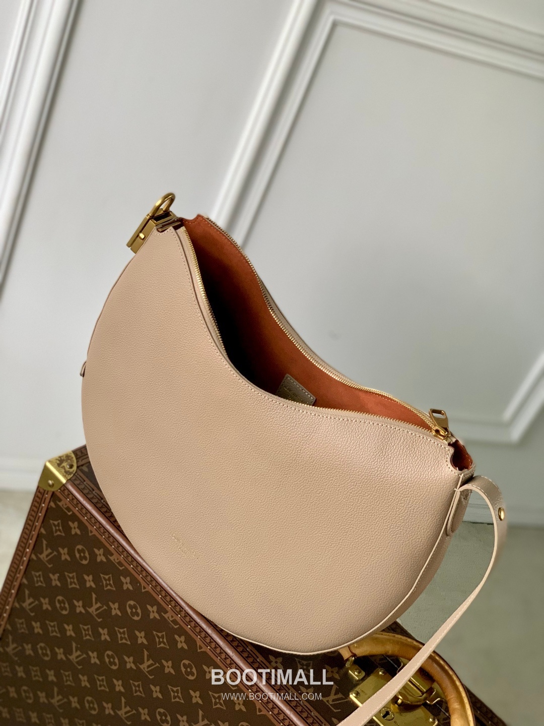 Louis Vuitton Low Key Cookie MM Cowhide Leather Apricot Handbag 루이비통 로우 키 쿠키 미디엄 소가죽 살구 핸드백 32cm 9