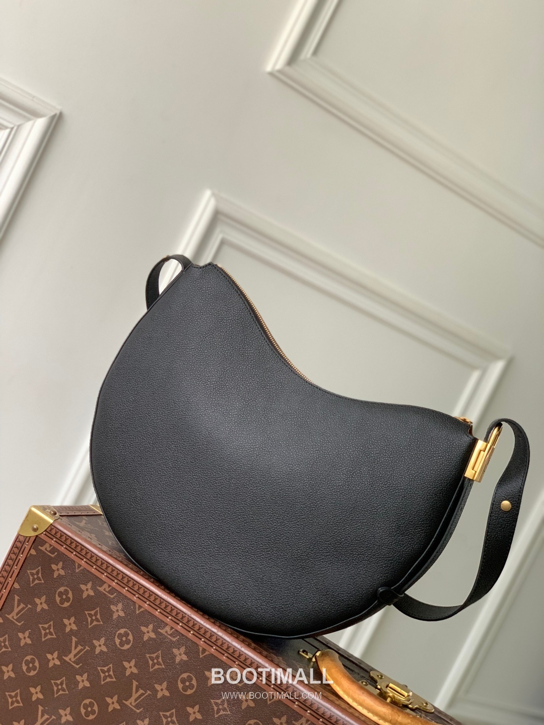 Louis Vuitton Low Key Cookie Medium Cowhide Leather Black Handbag 루이비통 로우 키 쿠키 미디엄 소가죽 블랙 핸드백 32cm 3