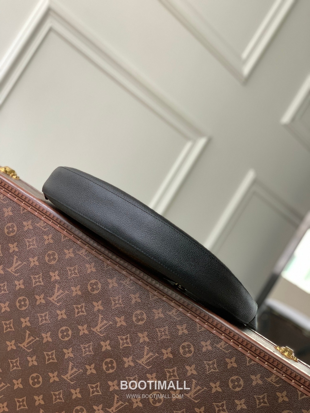 Louis Vuitton Low Key Cookie Medium Cowhide Leather Black Handbag 루이비통 로우 키 쿠키 미디엄 소가죽 블랙 핸드백 32cm 4