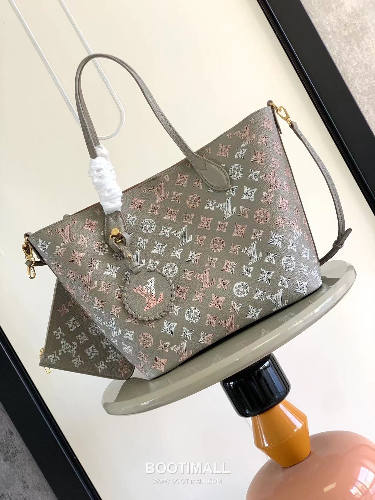 Louis Vuitton Blossom Tote MM Perforated Cowhide Leather Gray Tote Bag 루이비통 블라썸 토트 미디엄 펀칭 소가죽 그레이 토트백 30cm 1