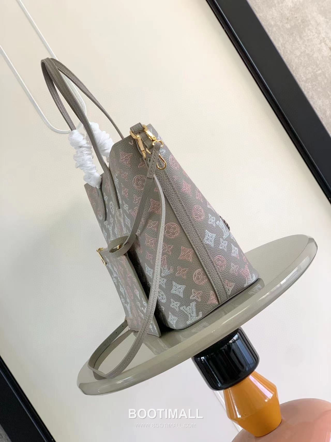 Louis Vuitton Blossom Tote MM Perforated Cowhide Leather Gray Tote Bag 루이비통 블라썸 토트 미디엄 펀칭 소가죽 그레이 토트백 30cm 2