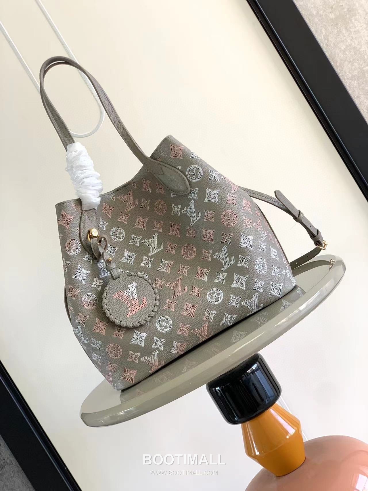 Louis Vuitton Blossom Tote MM Perforated Cowhide Leather Gray Tote Bag 루이비통 블라썸 토트 미디엄 펀칭 소가죽 그레이 토트백 30cm 5