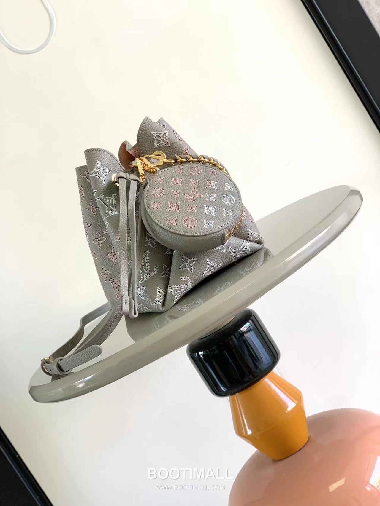 Louis Vuitton Bella Bucket Bag Perforated Calf Leather Grey 루이비통 벨라 버킷백 펀칭 카프스킨 그레이 22cm 2