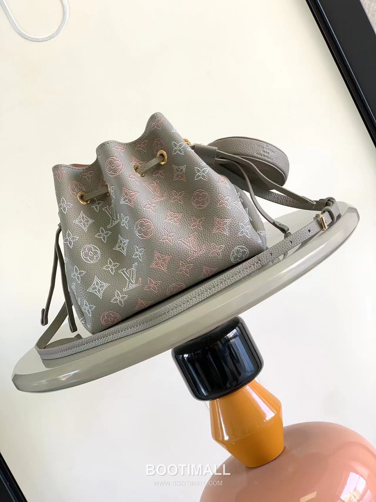 Louis Vuitton Bella Bucket Bag Perforated Calf Leather Grey 루이비통 벨라 버킷백 펀칭 카프스킨 그레이 22cm 3
