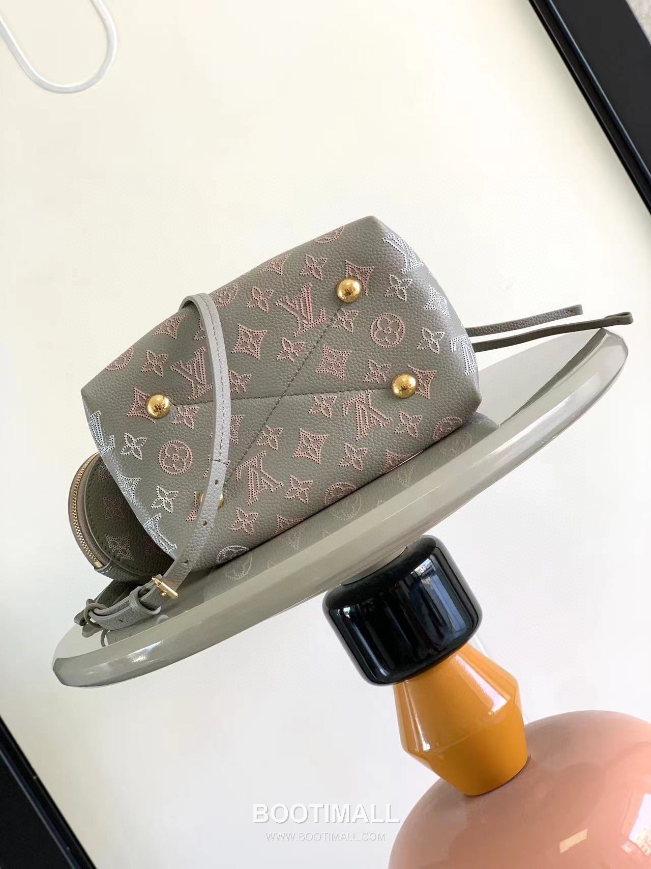 Louis Vuitton Bella Bucket Bag Perforated Calf Leather Grey 루이비통 벨라 버킷백 펀칭 카프스킨 그레이 22cm 4