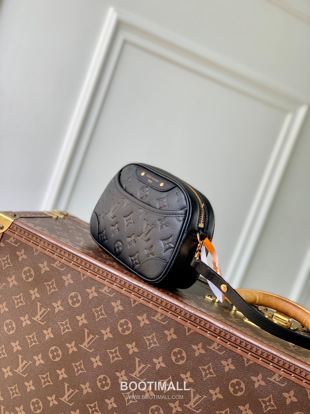 Louis Vuitton Tiny Camera Bag Monogram Empreinte Leather Black 루이비통 타이니 카메라 백 모노그램 앙프렝뜨 레더 블랙 19cm 2