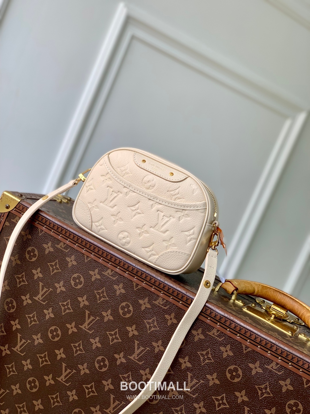 Louis Vuitton Tiny Camera Bag Monogram Empreinte Leather White 루이비통 타이니 카메라 백 모노그램 앙프렝뜨 레더 화이트 19cm 1
